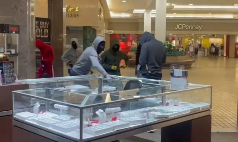 Thieves shatter jewelry store glass displays at mall in Central California